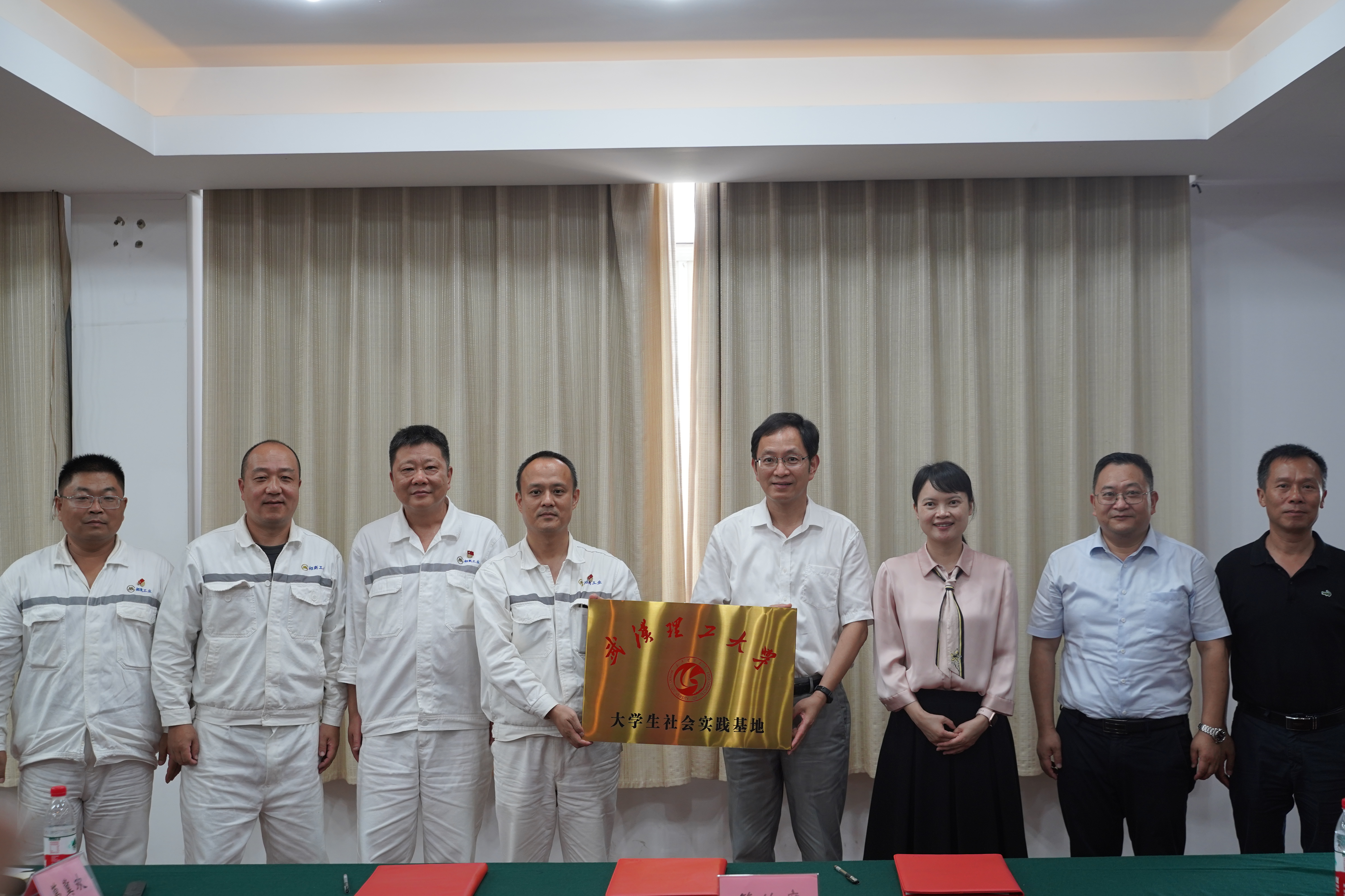 武漢理工大學與招商局金陵船舶（南京）公司簽約授牌“大學生社會實踐基地”